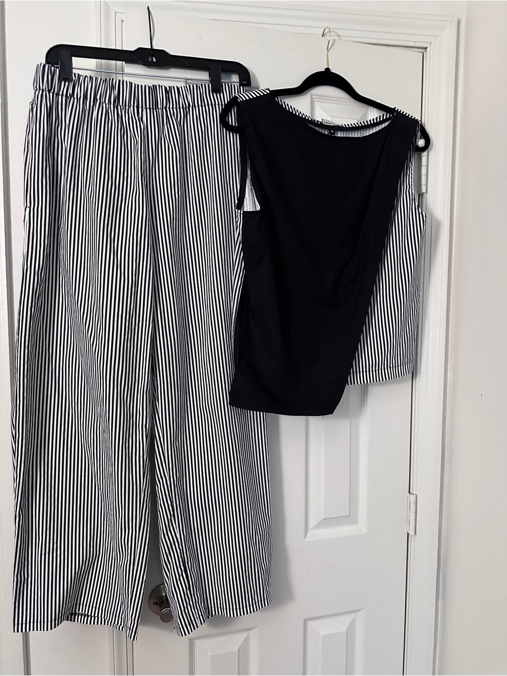 Black Tank Top & Black-and-White Striped Wide-Leg Pants Set